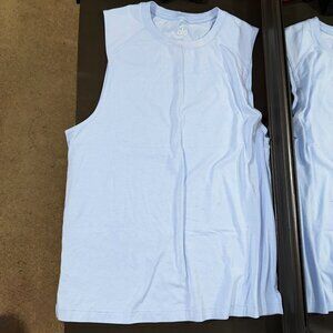 ALO YOGA - Vapor Muscle Tank in Seashell Blue